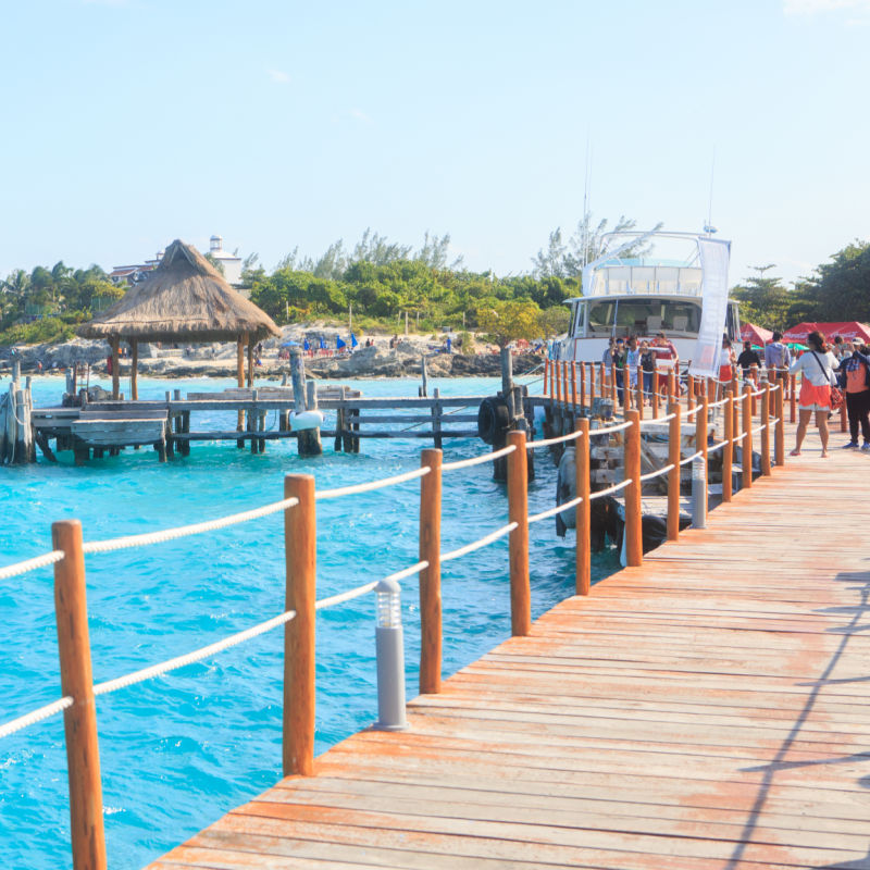Turistas esperando en fila para un paseo en barco en Cancún, México