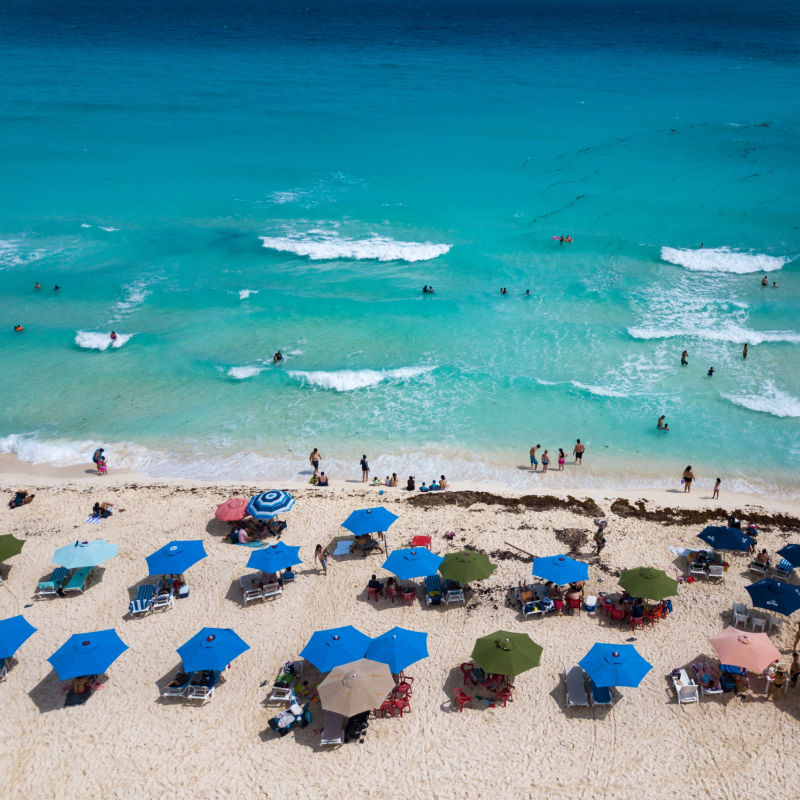 Vista aérea de la playa Marlin de Cancún en octubre