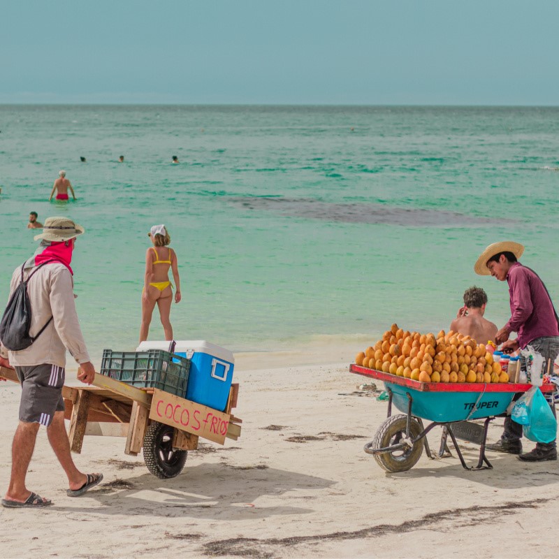 Vendedores en una playa del Caribe mexicano