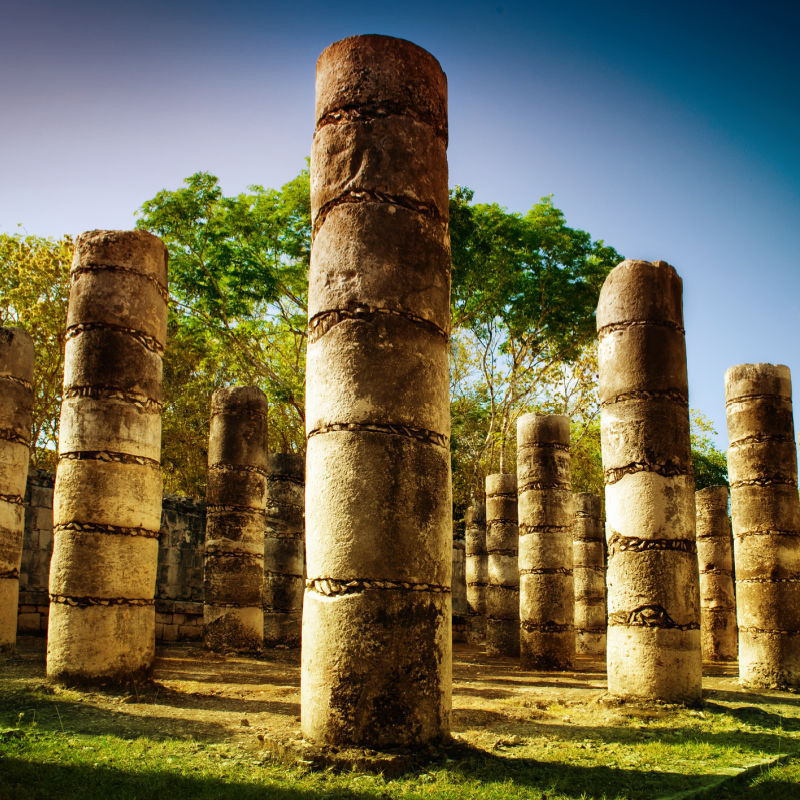 Estructuras en la zona arqueológica de Chichen Itzá y Chichen Viejo