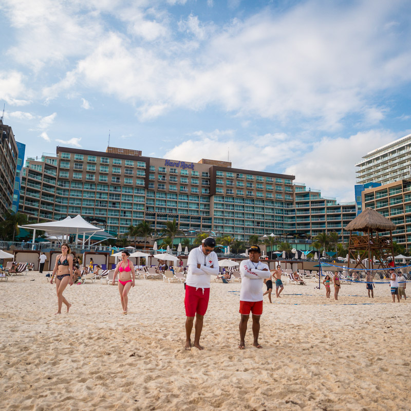 Salvavidas de Cancún monitoreando la playa
