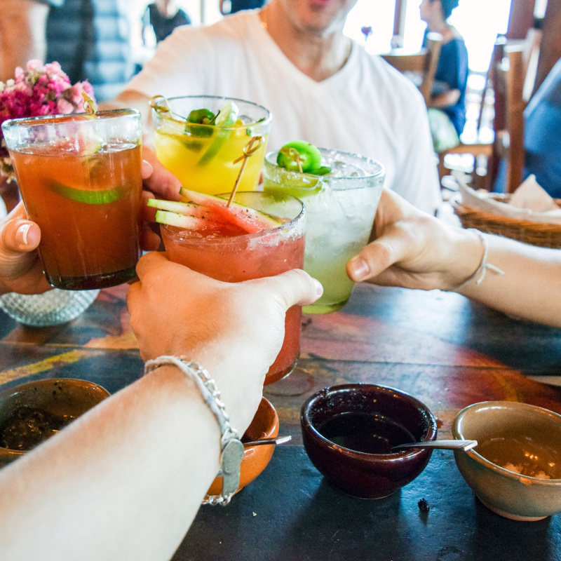 Coloridas bebidas mexicanas con amigos