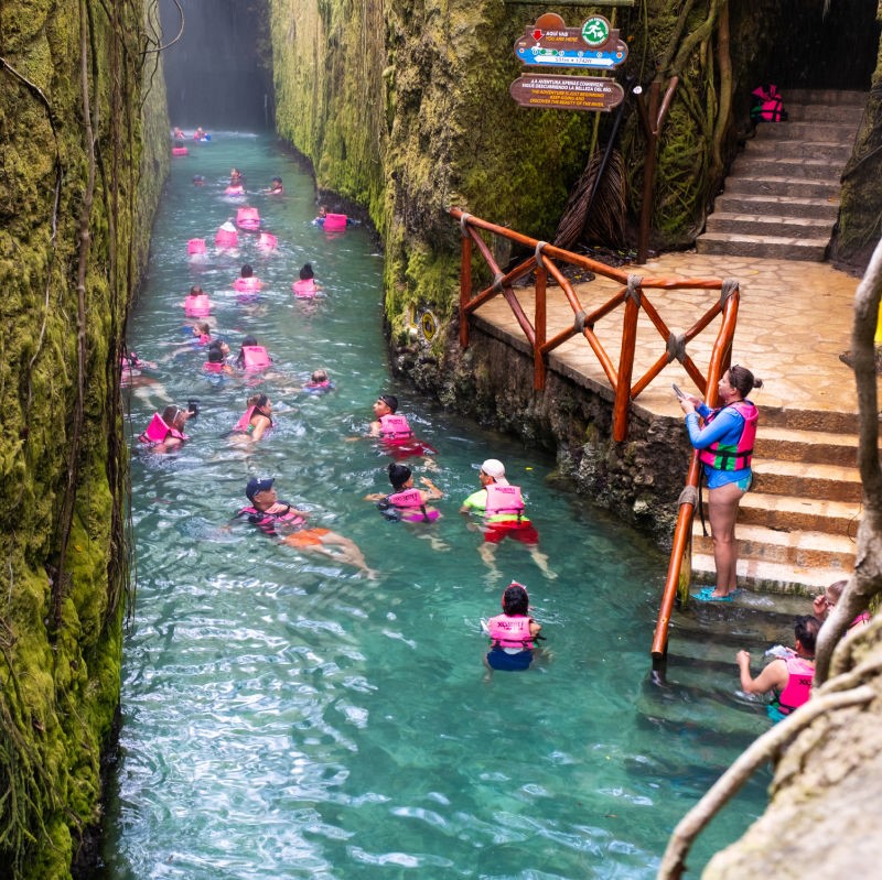 Río subterráneo de Xcaret con turistas nadando