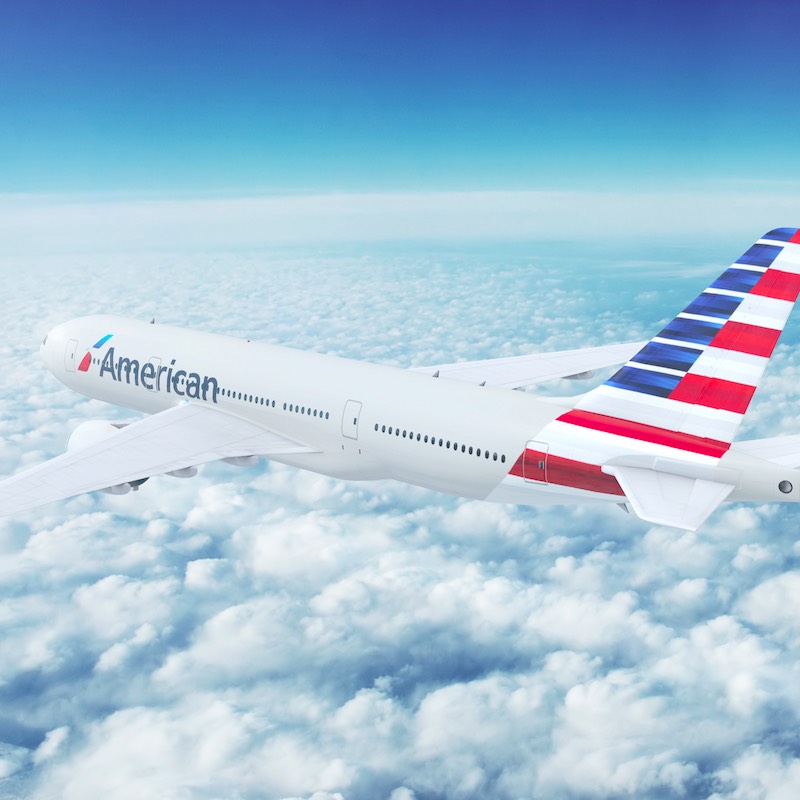 Avión de American Airlines volando en el aire