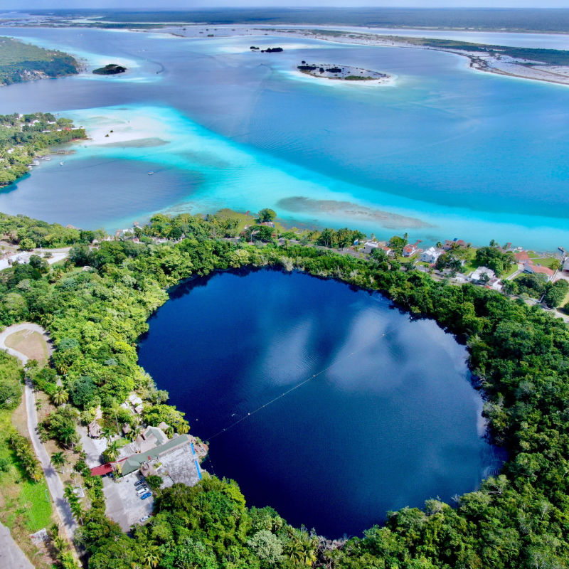 Cenote cerca de la laguna de Bacalar