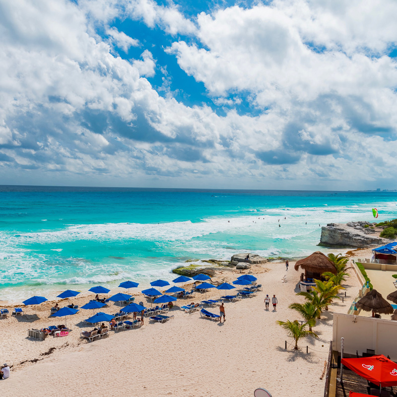 Playa De Cancún Con Olas