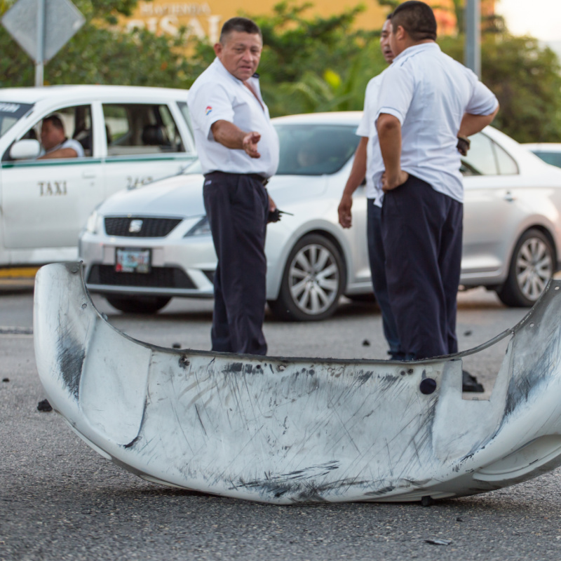 Dos taxistas de Cancún conversan después de un accidente automovilístico