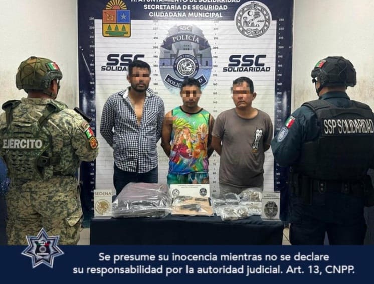 Los oficiales de solidaridad filtran la camioneta de las drogas y las pistolas cargadas