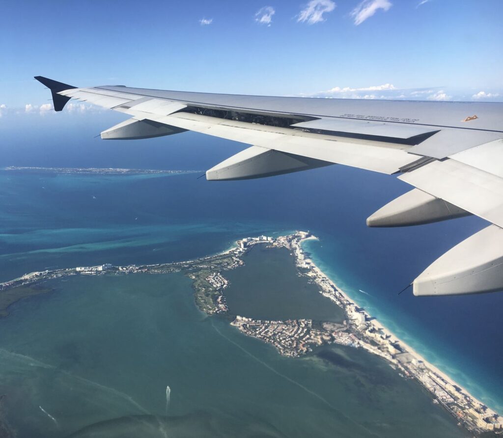 Avión volando sobre la zona hotelera de Cancún