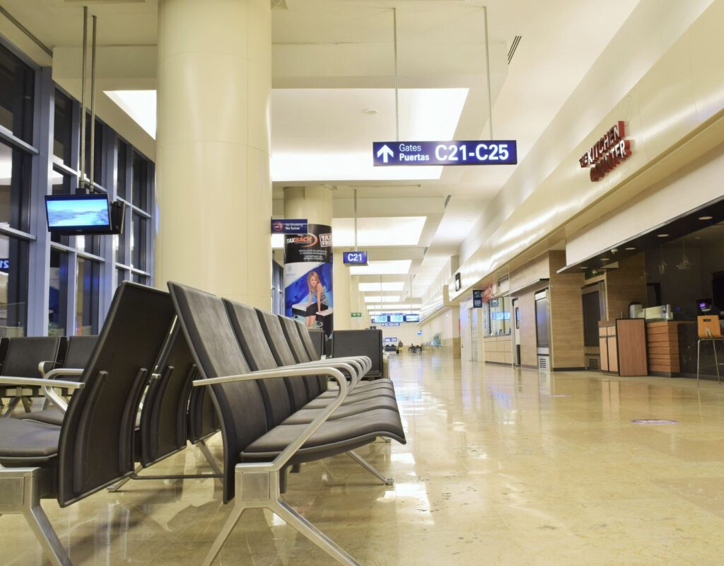Aeropuerto tranquilo de Cancún por la noche