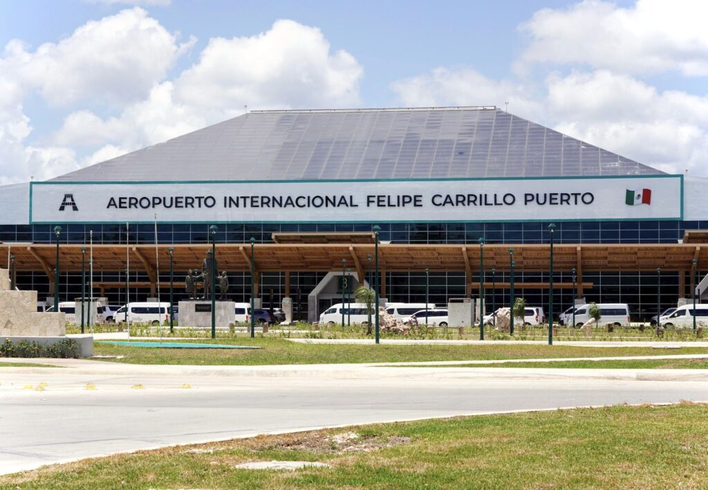 El nuevo aeropuerto internacional de Tulum presenta una terminal de pasajeros moderna con arquitectura inspirada en maya