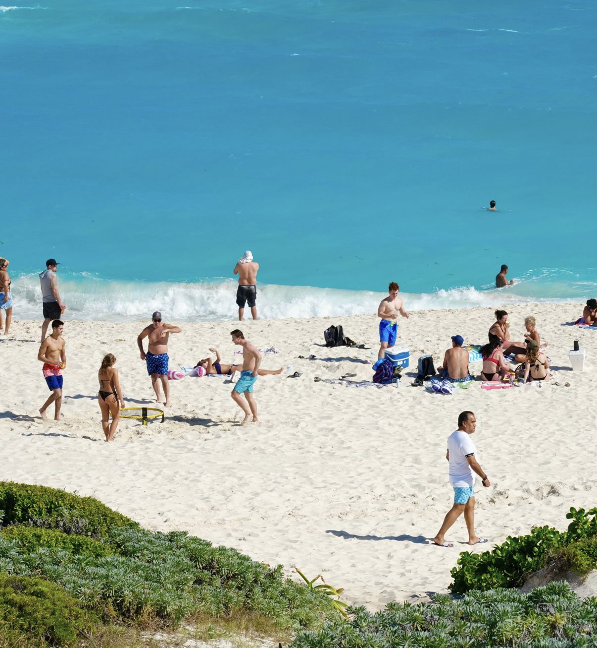 Cancún Beach llena de turistas divirtiéndose