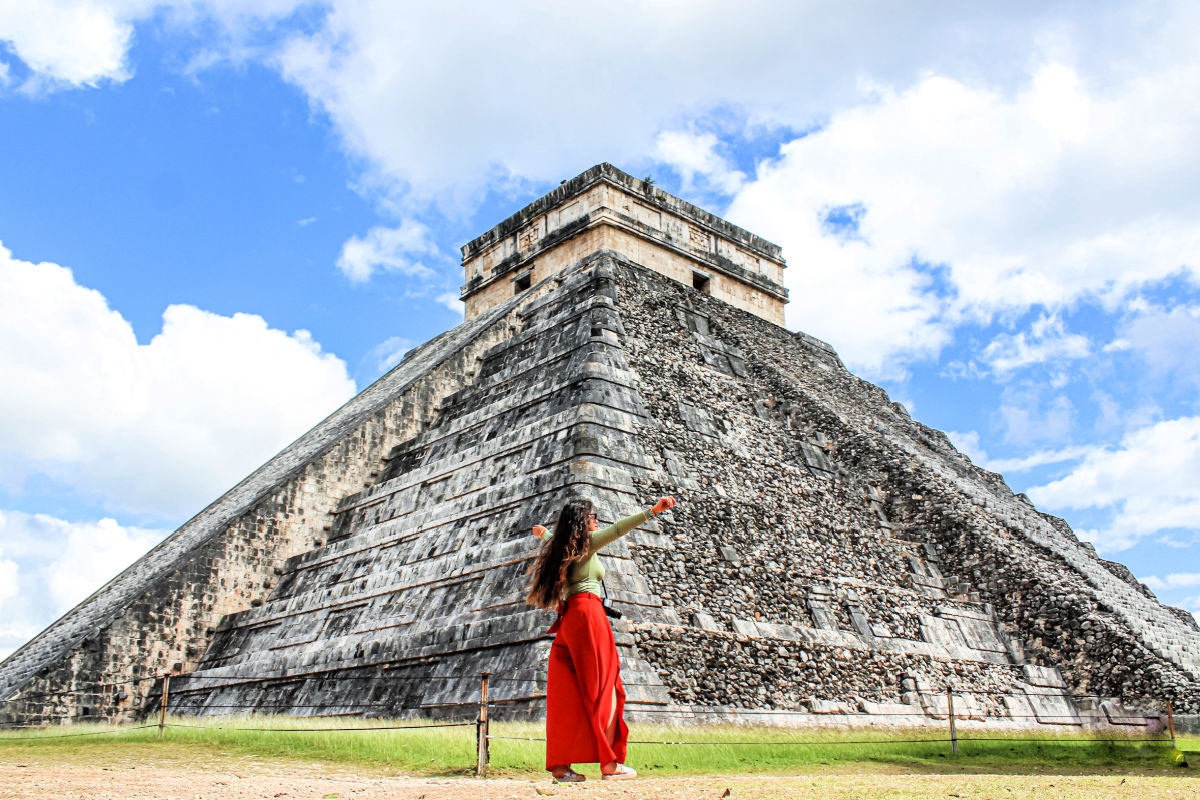 Mujer posa en Chichen Itza