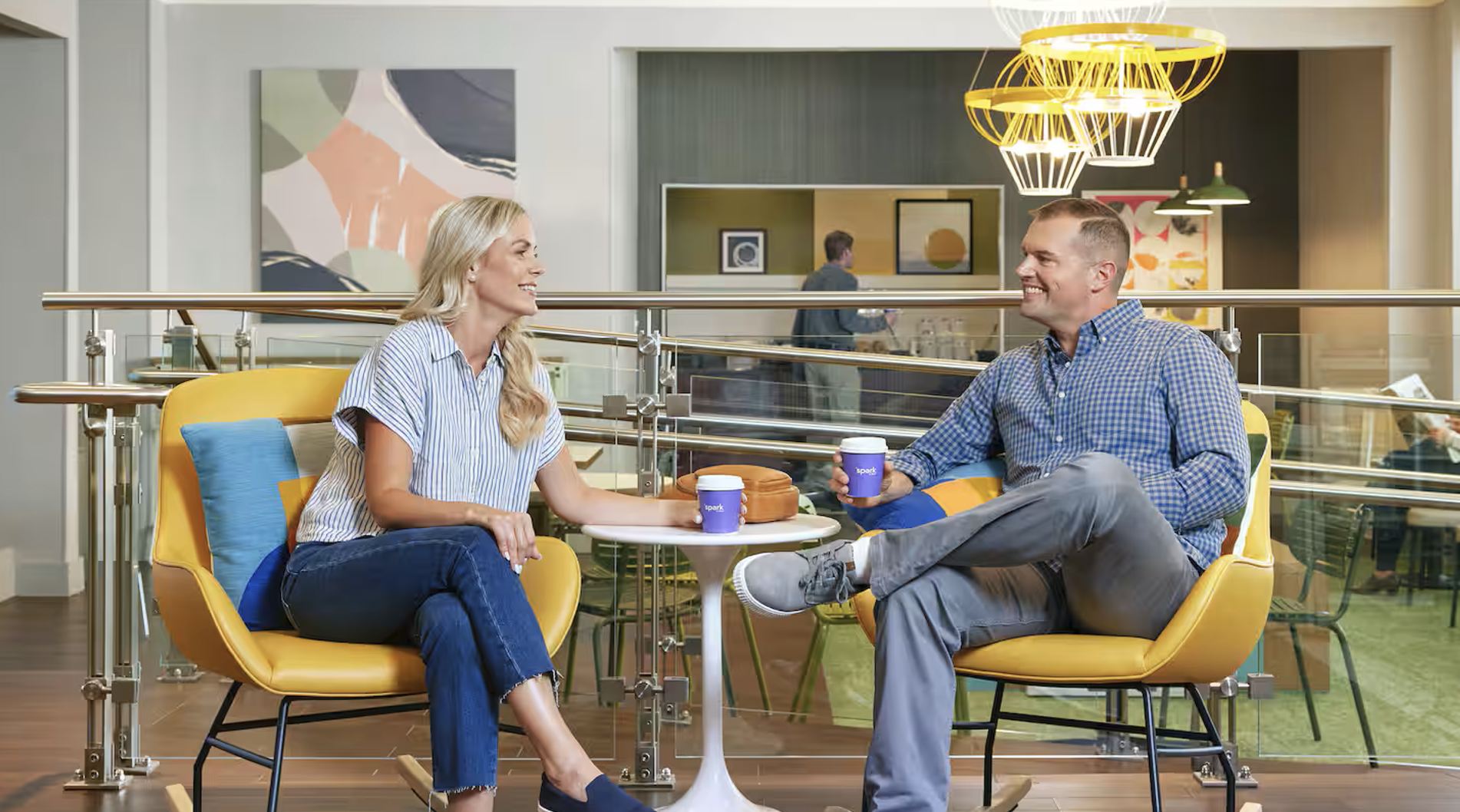 Pareja disfrutando de café en Spark by Hilton