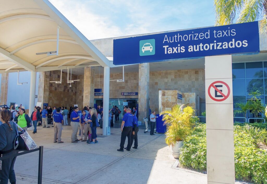 Protesta por Uber en el aeropuerto de Cancún ralentiza el tráfico temporalmente