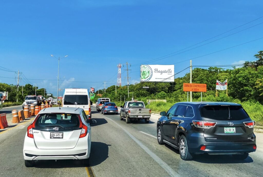 Está alquilando un automóvil en Cancún, vale la pena, es diferente a la de regreso a casa