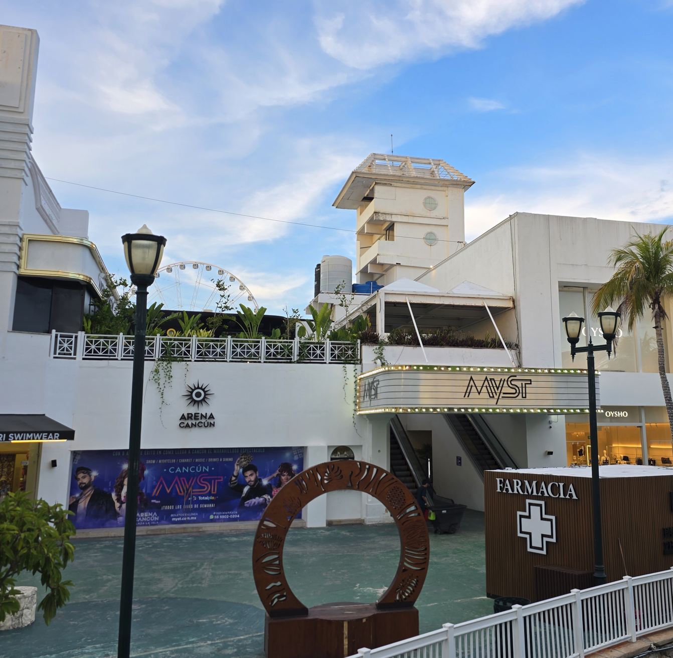 Myst Luard en La Isla Mall