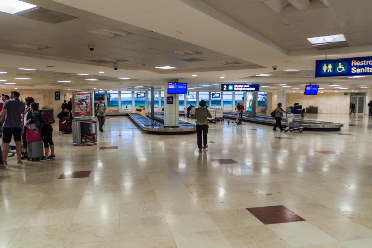 Estadounidense arrestado en aeropuerto de Cancún por balas en equipaje