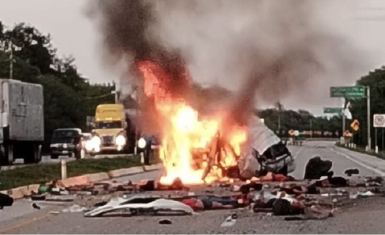 Más de dos docenas asesinadas en un ardiente accidente de la carretera de tres vehículos fuera de Mérida