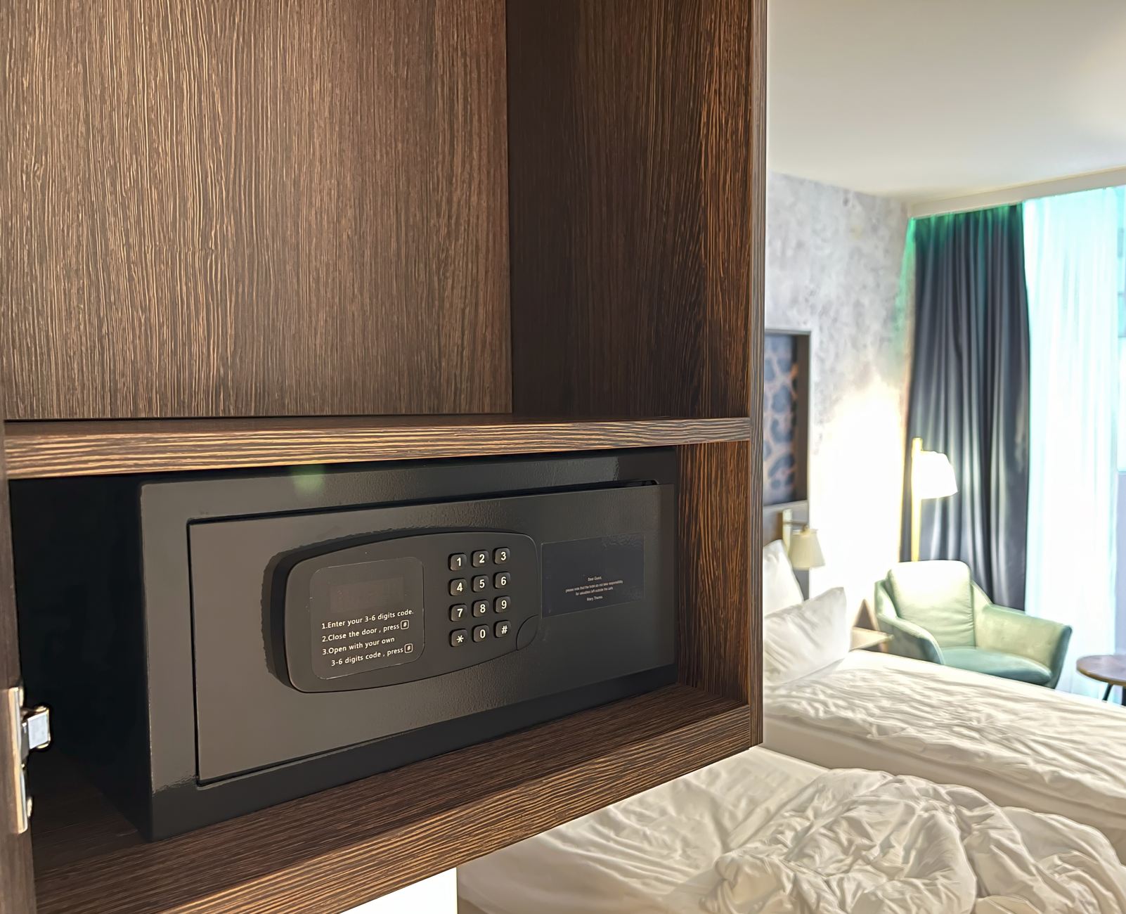 Caja fuerte en la habitación del hotel