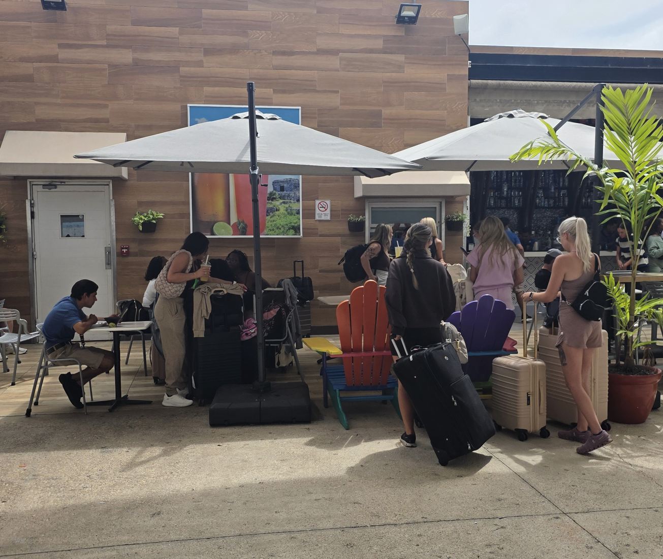 Los viajeros llegan al aeropuerto de Cancún