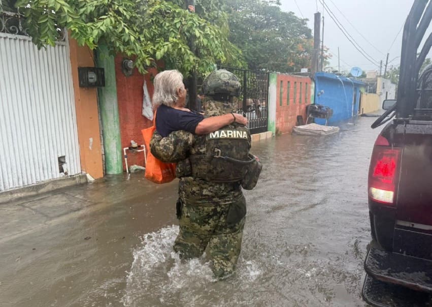 Onda tropical 33 hojas estados anegados mientras cruza la península de Yucatán