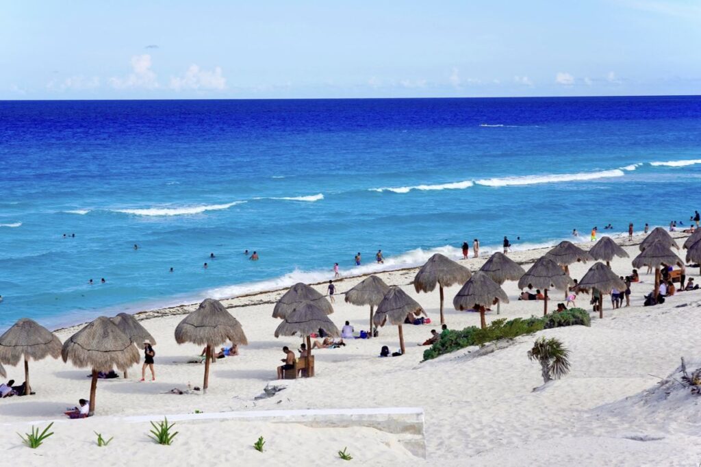 El tráfico del aeropuerto de Cancún permanece casi récord a pesar de la nueva competencia del aeropuerto de Tulum