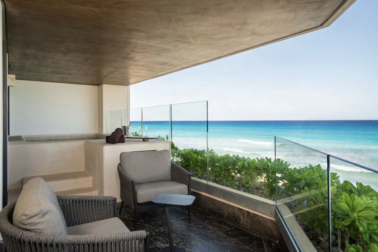 Secrets Mirabel Suite con bañera de hidromasaje y balcón