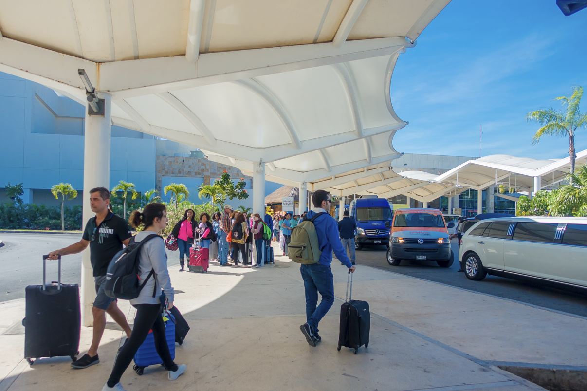 Se revelan los costos de taxi y transporte del aeropuerto de Cancún para 2025