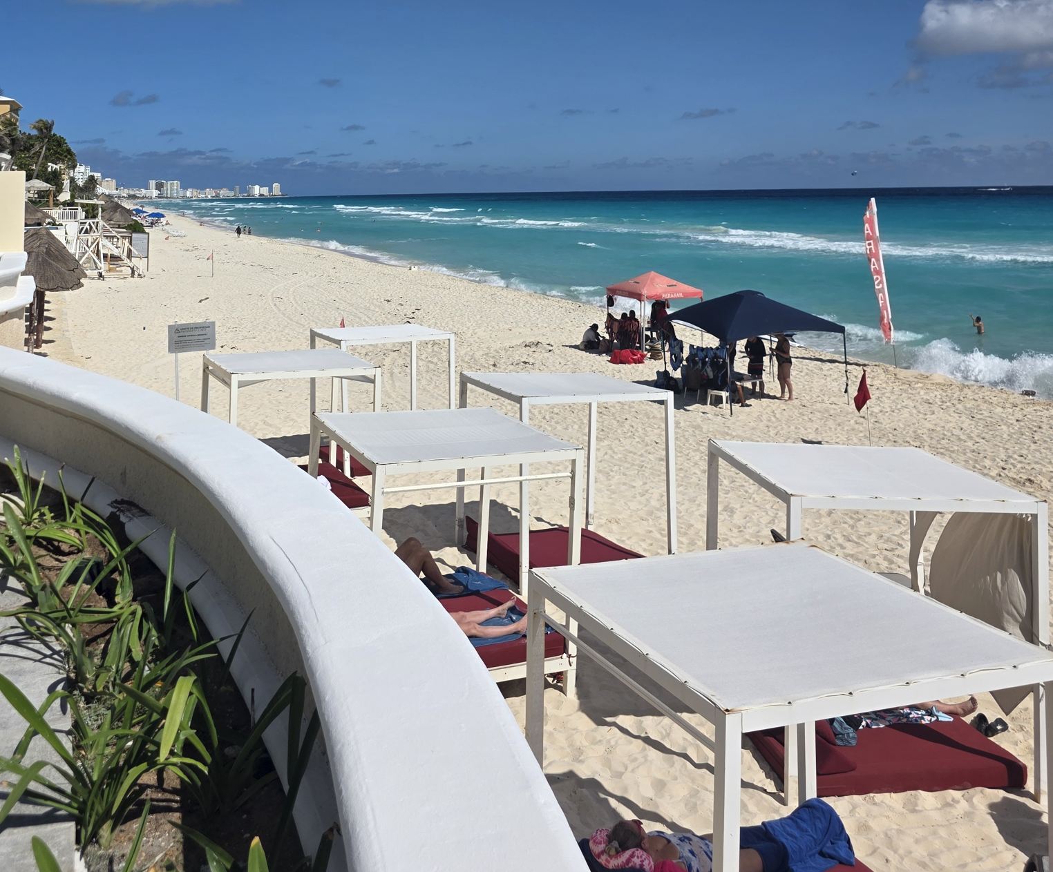 Zona Hotelera de Cancún Cabañas en playa de arena blanca foto original de Trevor Kucheran