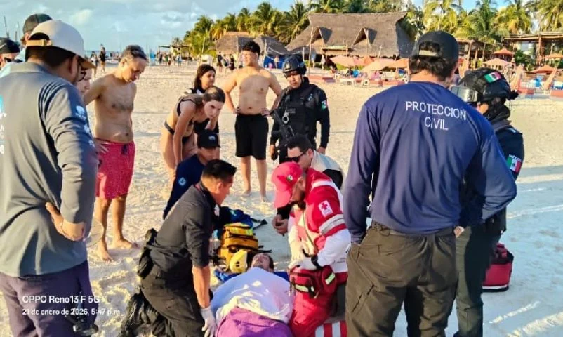 Adolescente trasladado al hospital de Isla Mujeres tras experimentar problemas respiratorios en Playa Norte