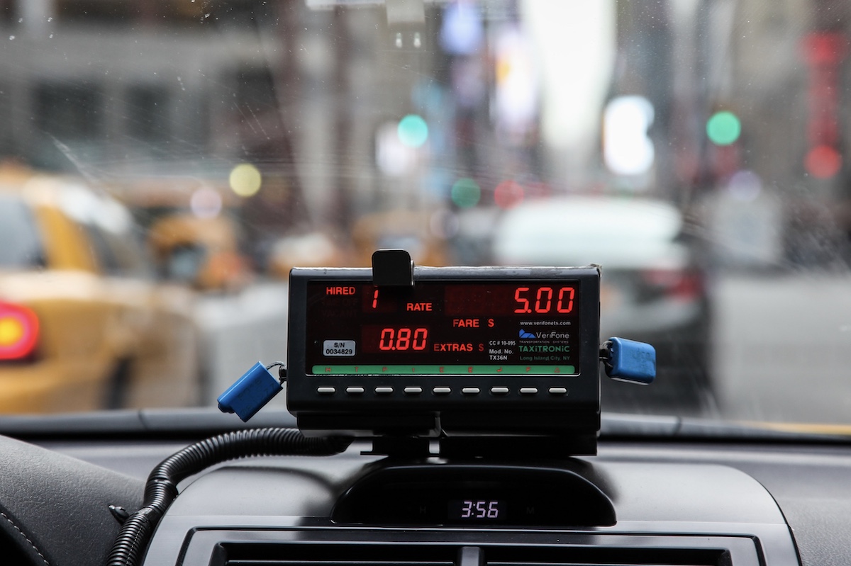 Autos, taxis y lanzaderas fuera del aeropuerto internacional de Cancún