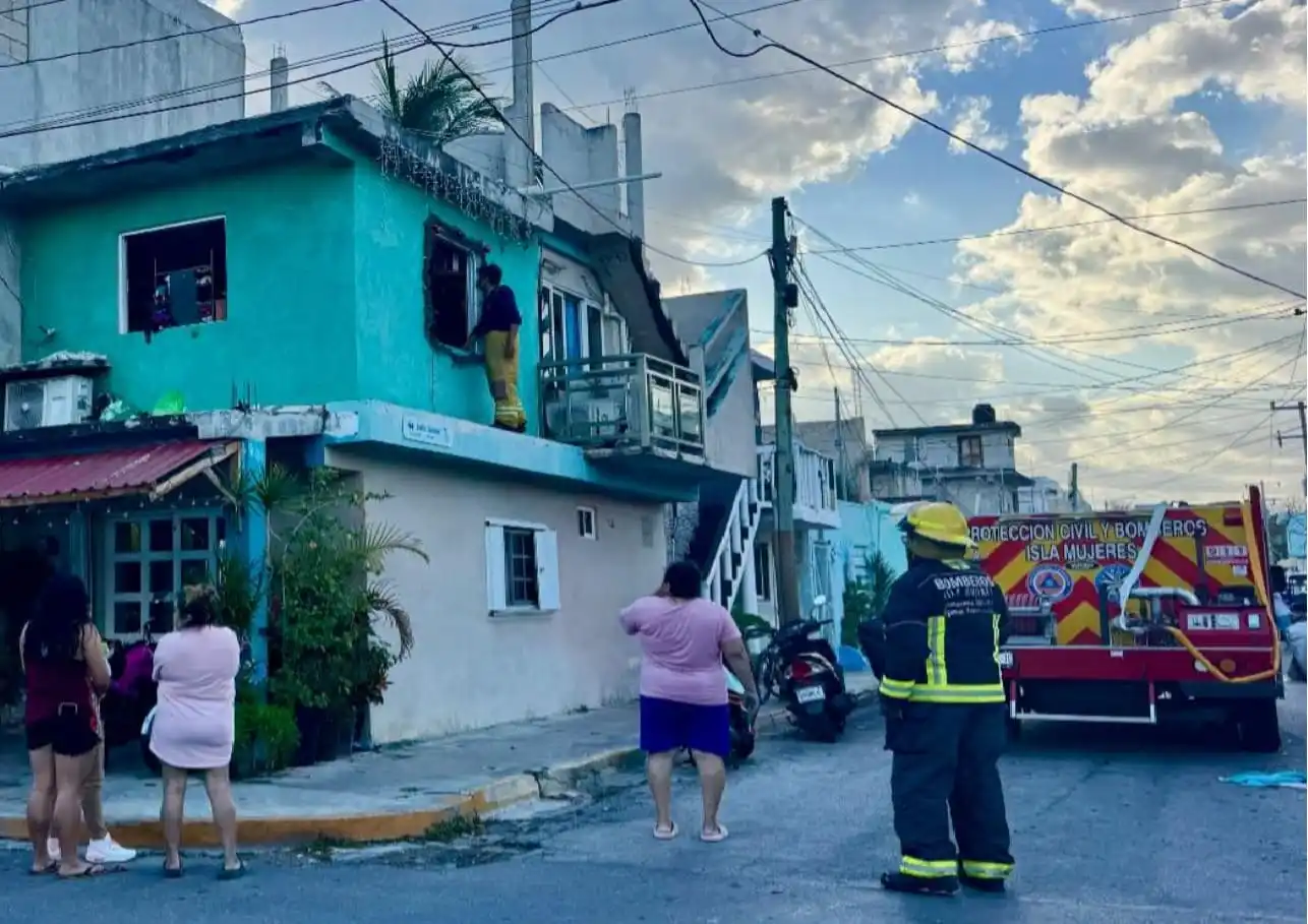 Tres víctimas de quemaduras trasladadas de urgencia al hospital de Cancún por explosión de gas LP en Isla Mujeres