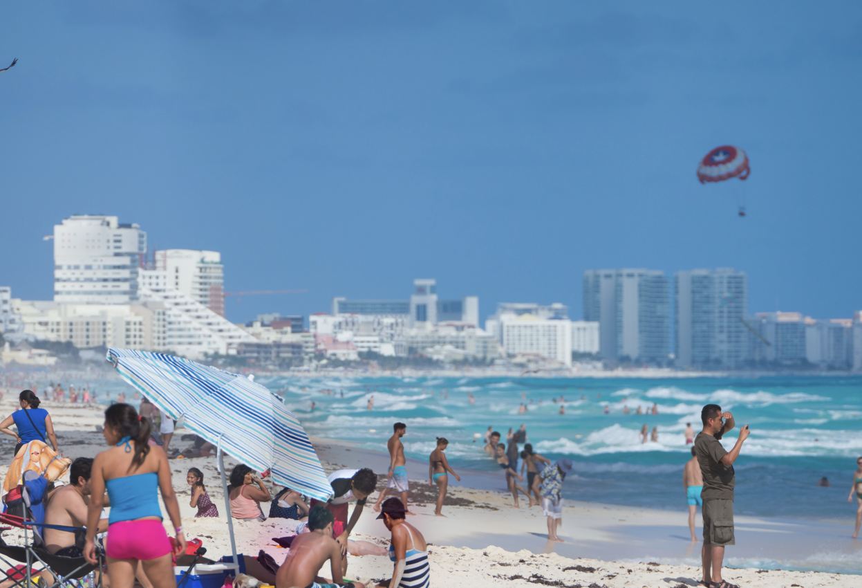 Concurrida playa de Cancún