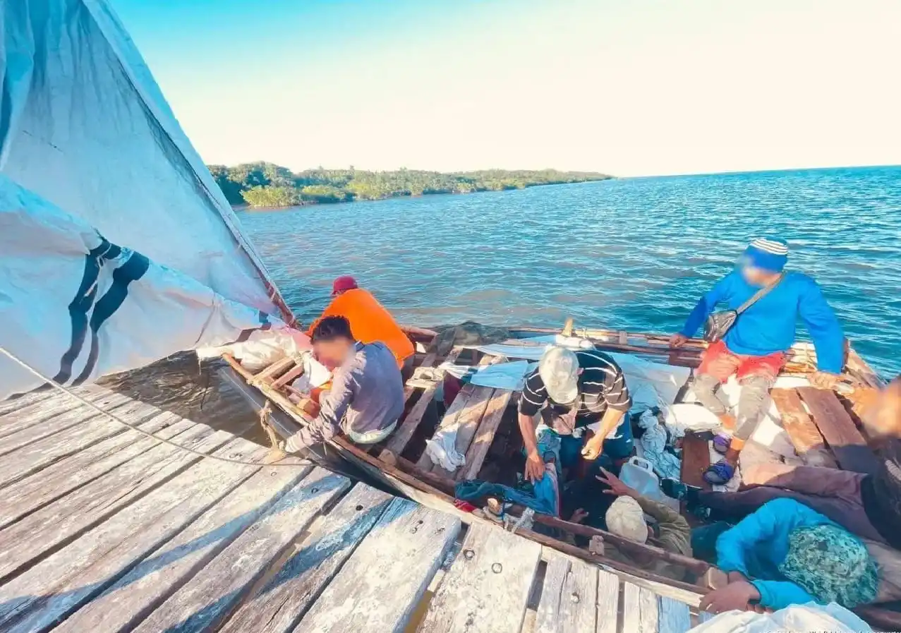 Pescadores de la Costa Maya ayudan a barco con cubanos encontrado a la deriva frente a la costa de Mahahual