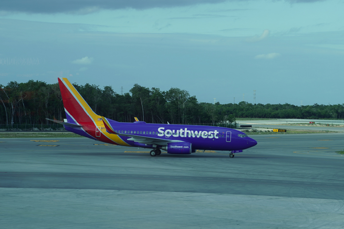 Avión Southwest en la pista del Aeropuerto Internacional de Cancún