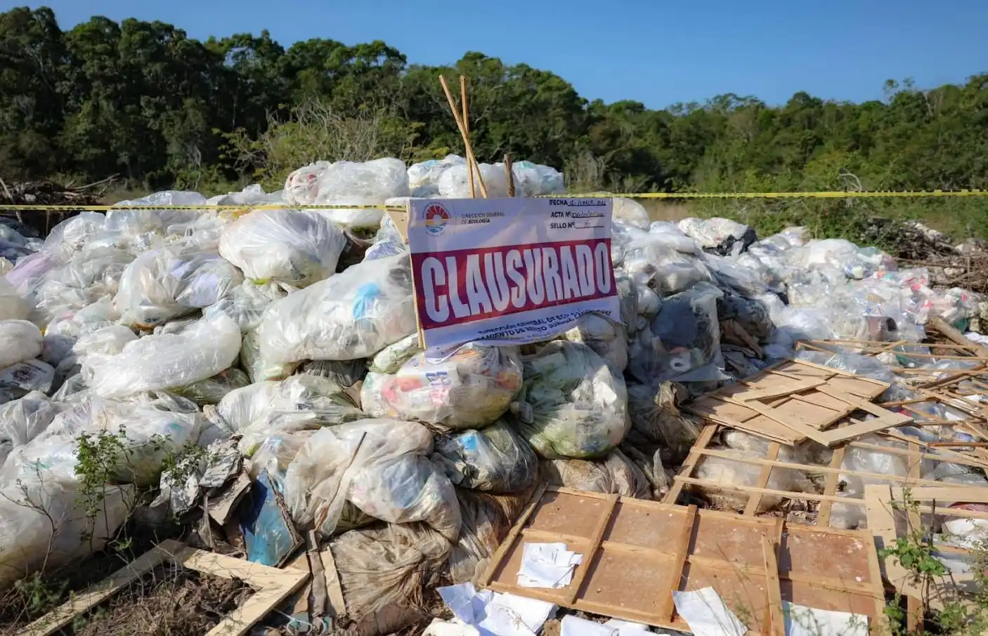 Los funcionarios de la ciudad cierran un gran espacio verde utilizado para vertidos ilegales