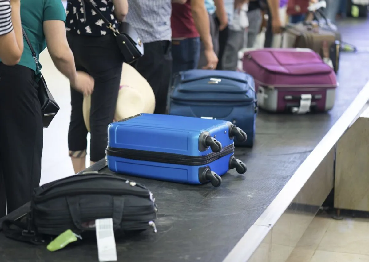 Esperando maletas en Cancún