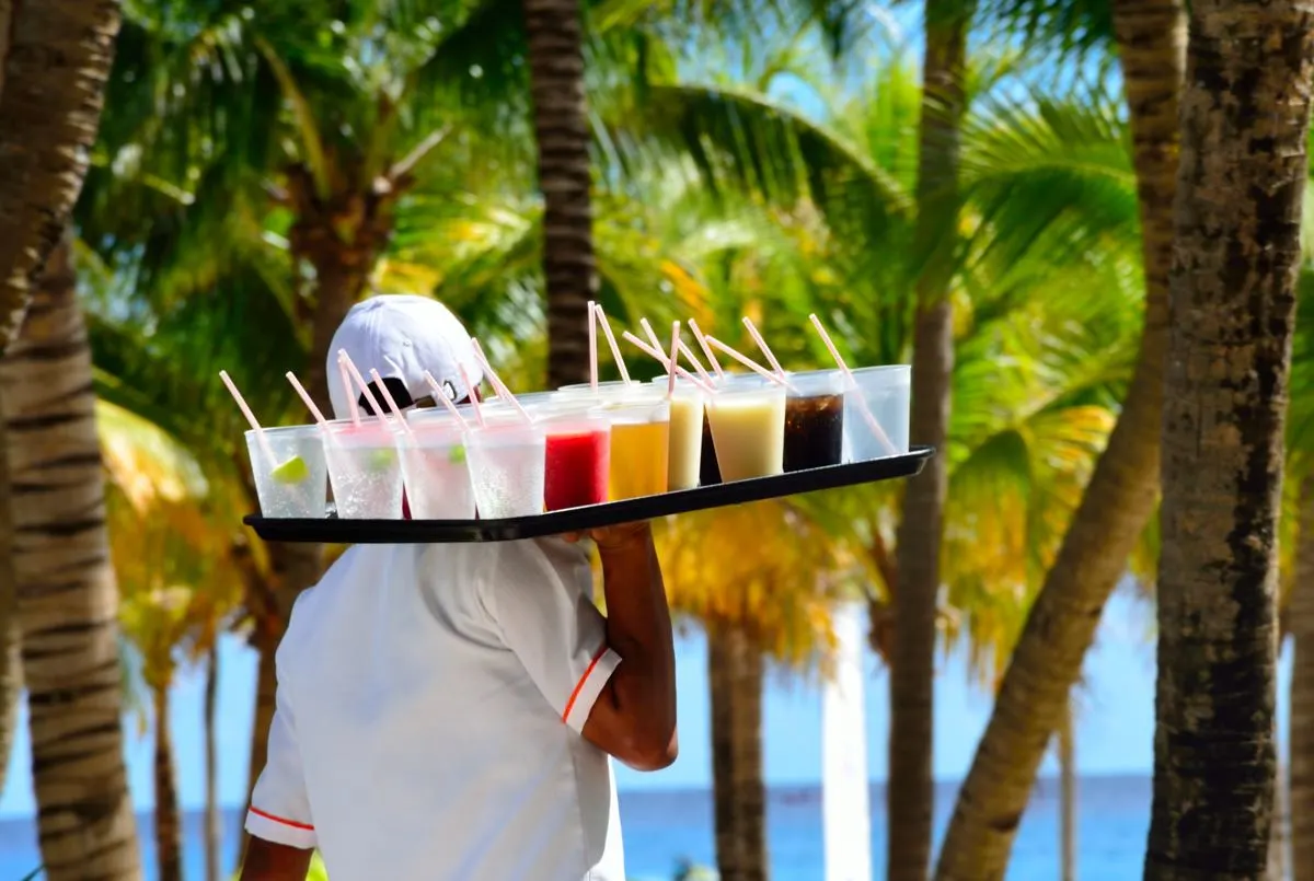 Trabajador de Cancún con bandeja de bebidas
