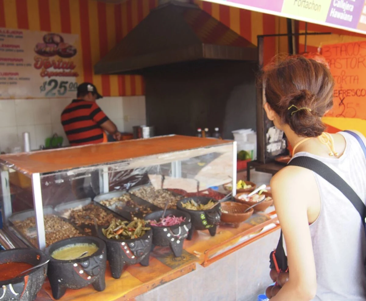Viajero en puesto de tacos tradicionales