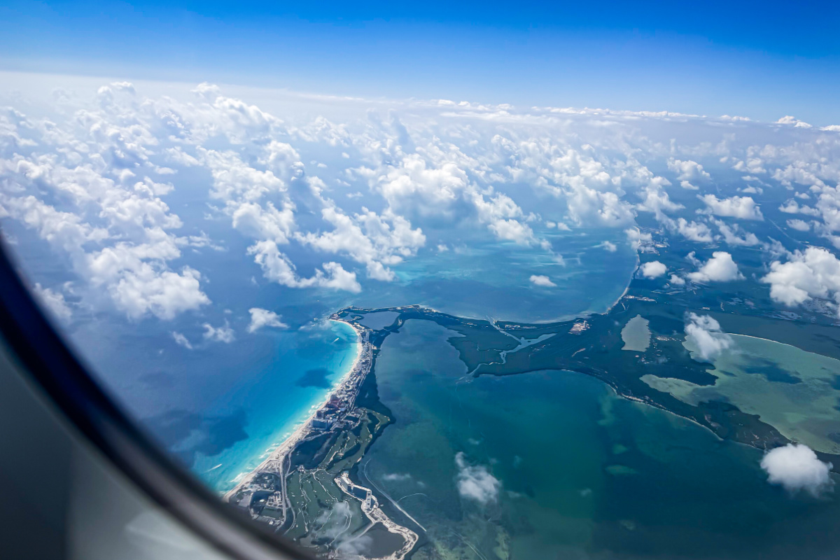Zona Hotelera de Cancún vista desde el avión acercándose al aeropuerto