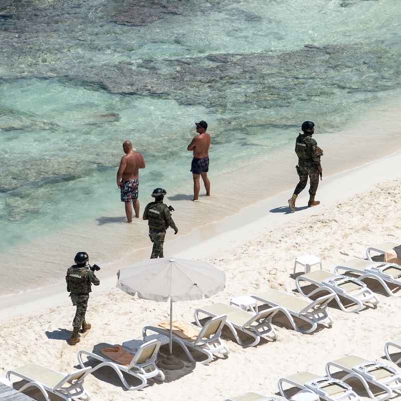 ejército en la playa de cancún