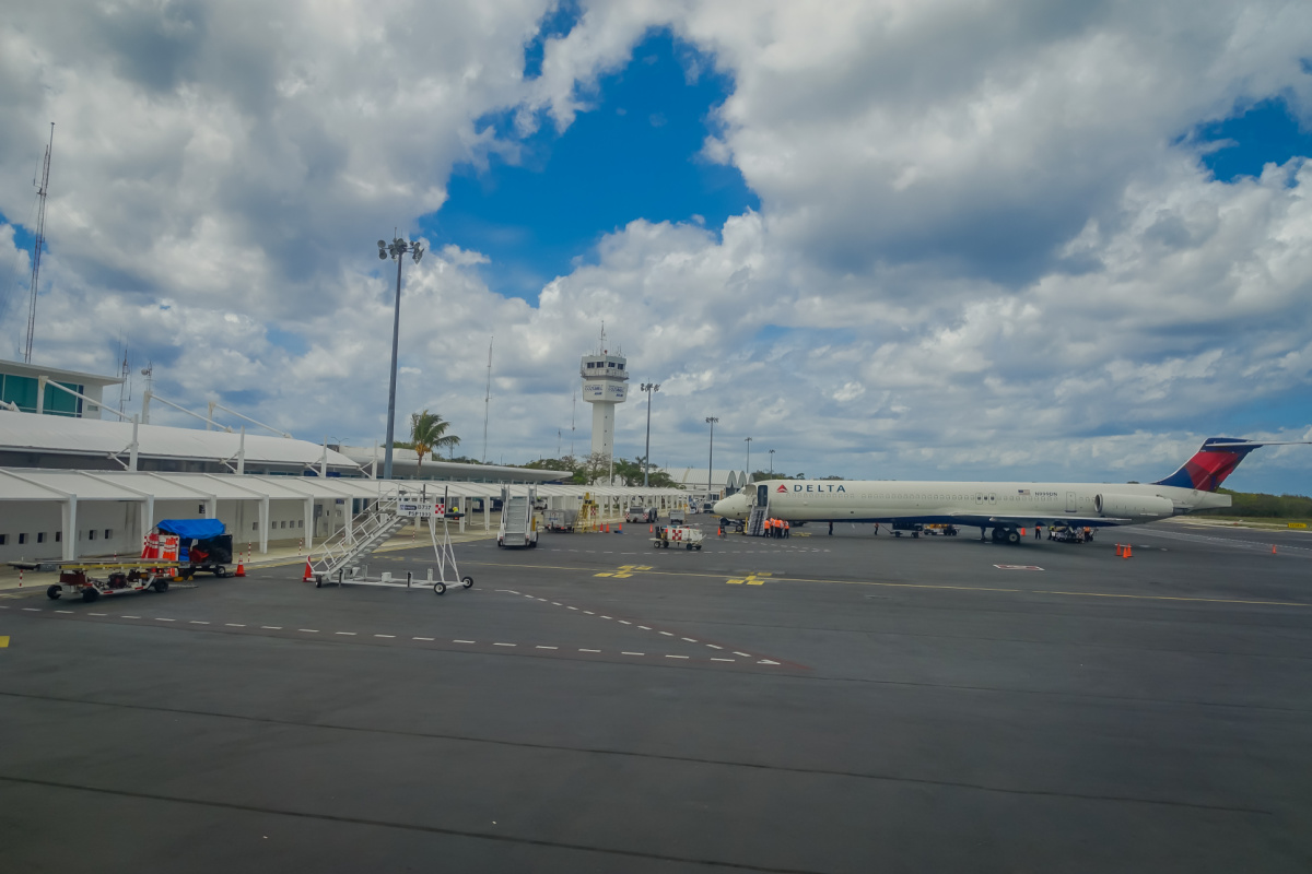 Avión Delta en el aeropuerto de Cozumel
