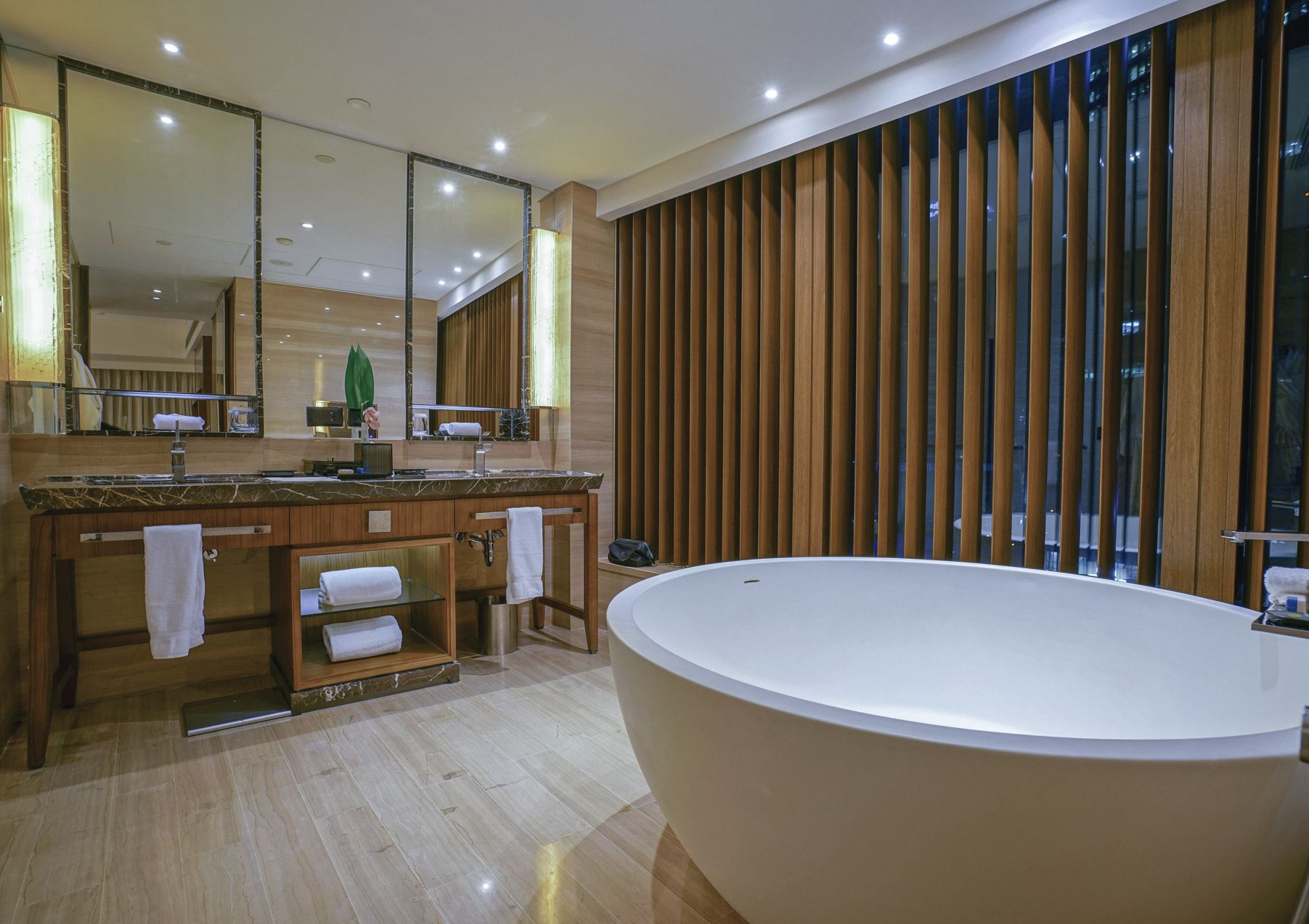 Baño de lujo del hotel.