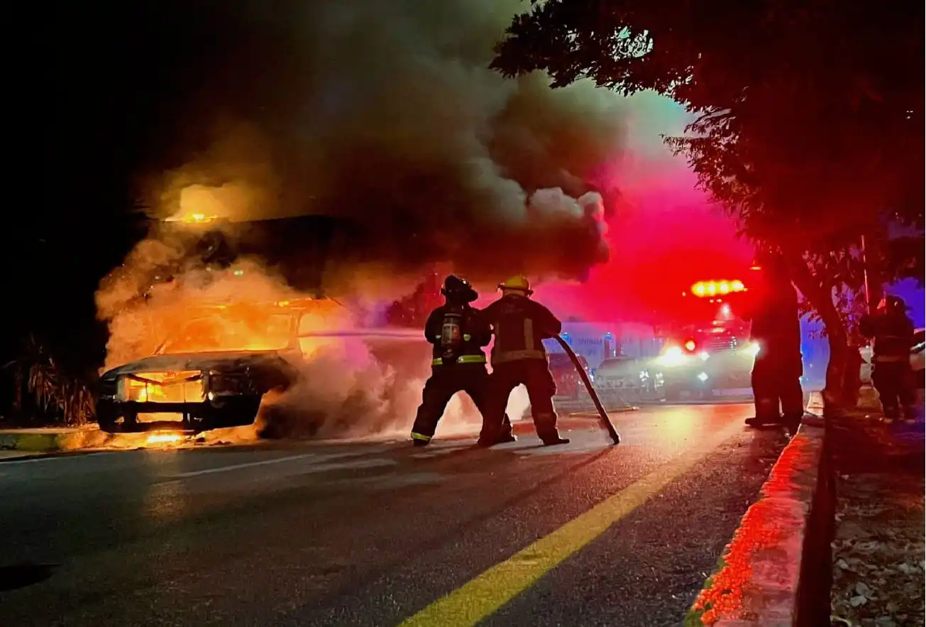 La policía arresta a un sospechoso en Cancún después de que dos autos incendiaran intencionalmente