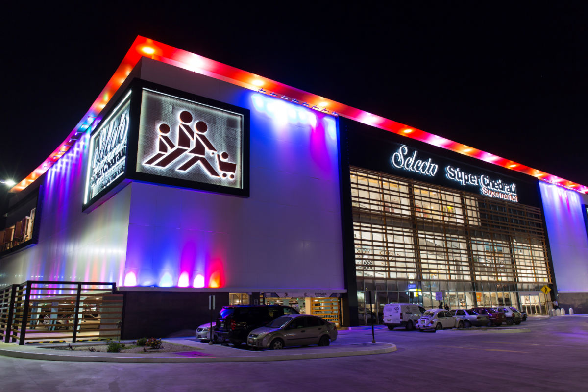 El nuevo Supermercado Super Chedraui Selecto en la Zona Hotelera de noche