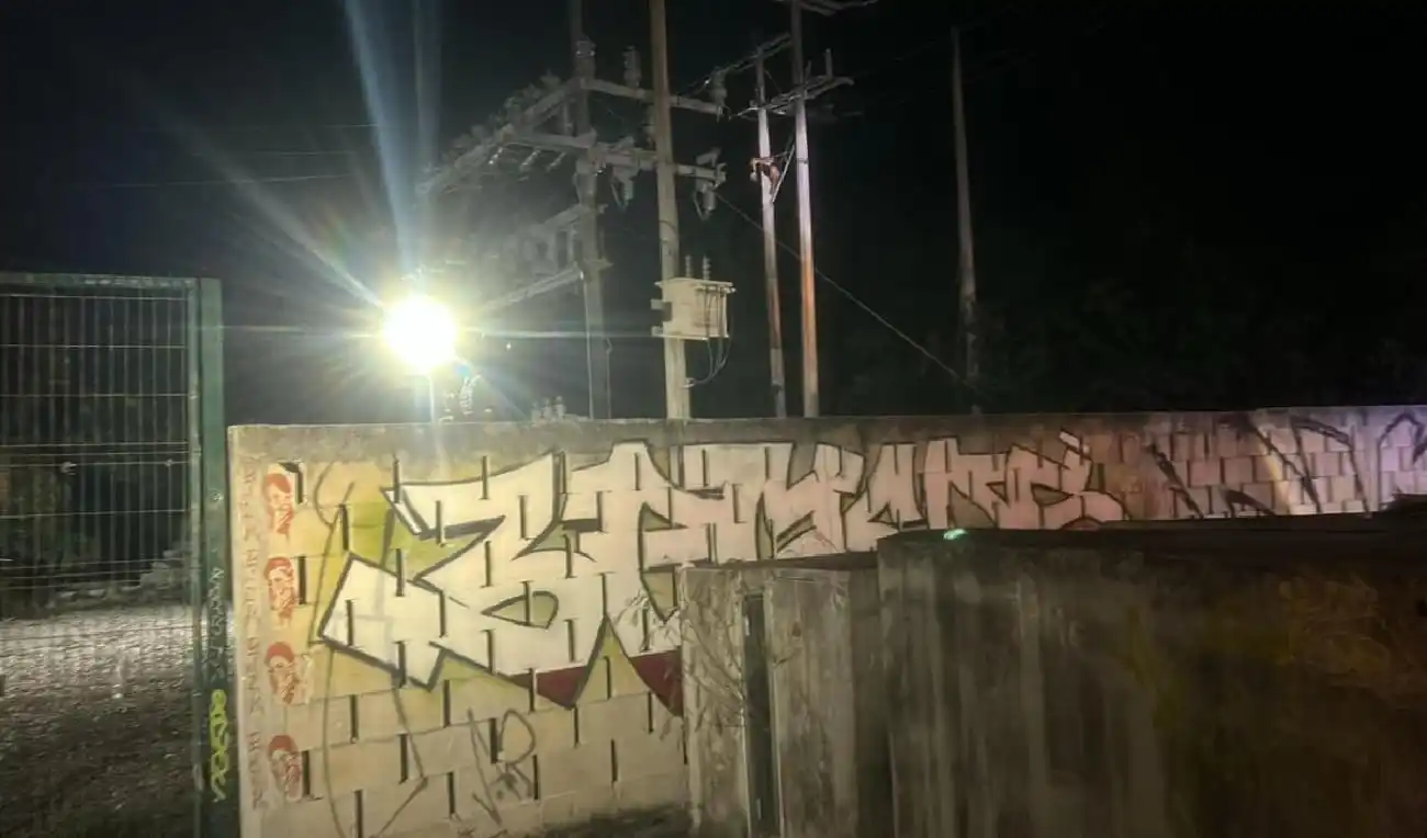 Servicios de emergencia pasan casi dos horas abatiendo a hombre desde poste de CFE en Akumal