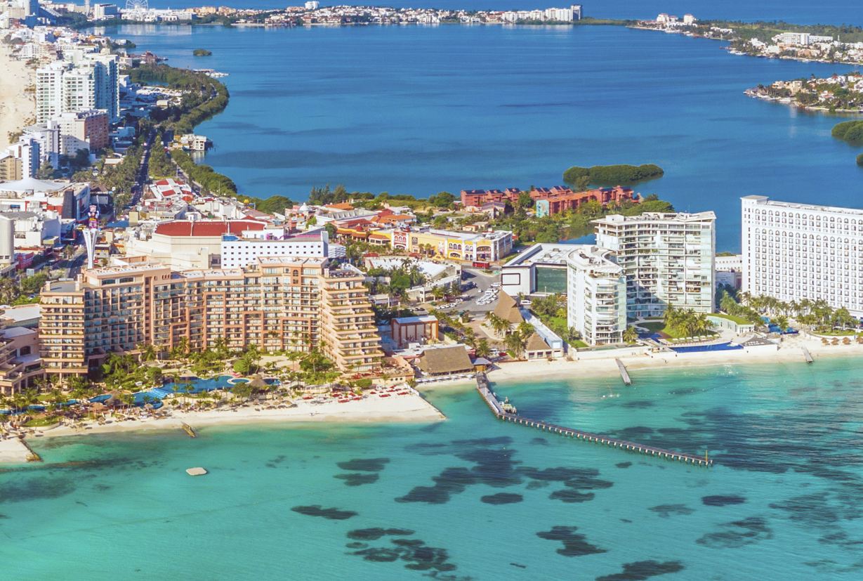 Por qué la mayoría de los hoteles en Cancún están agotados y qué deben esperar los viajeros este mes