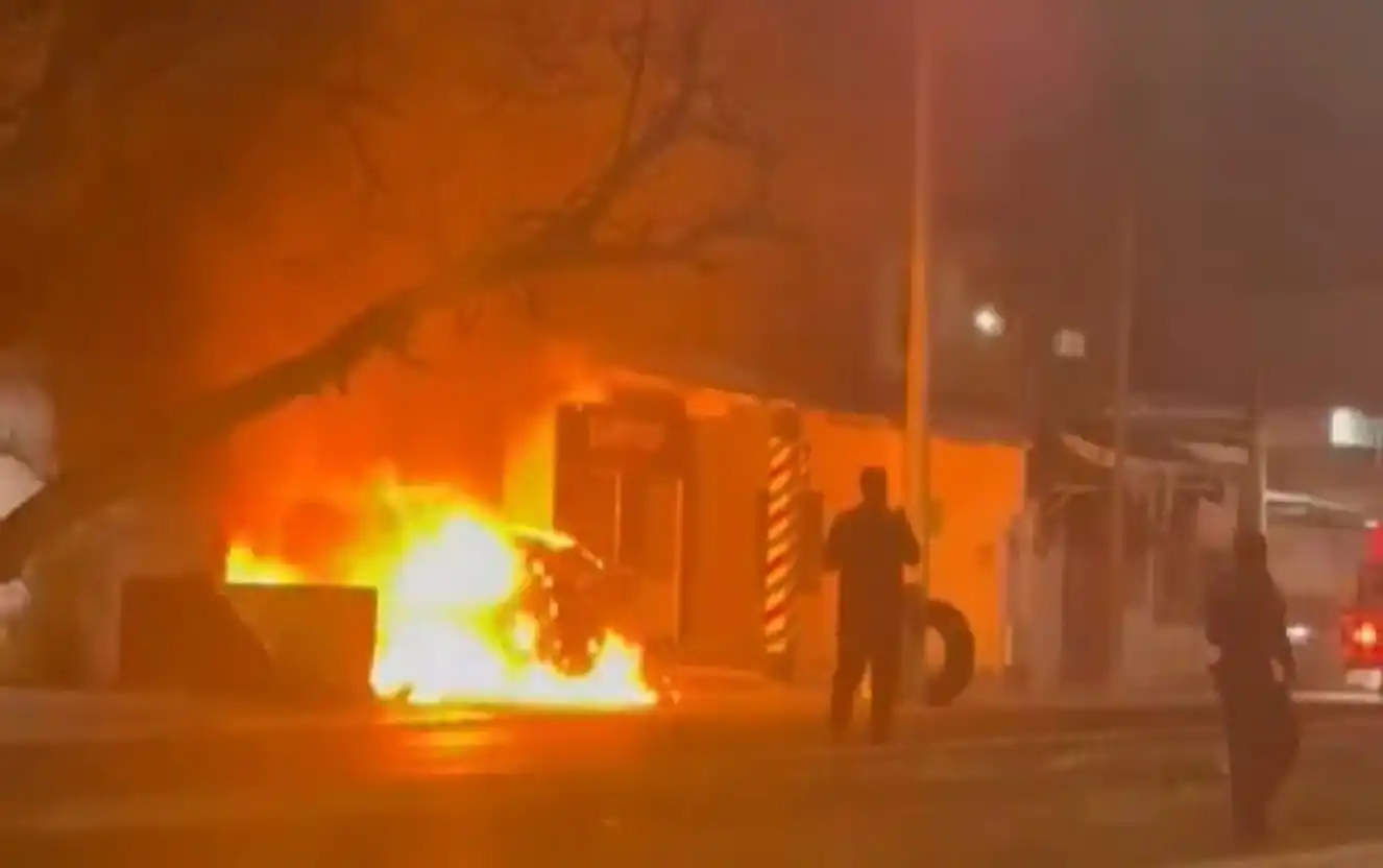 Chispas de tendido eléctrico provocan incendio de dos vehículos en Cancún