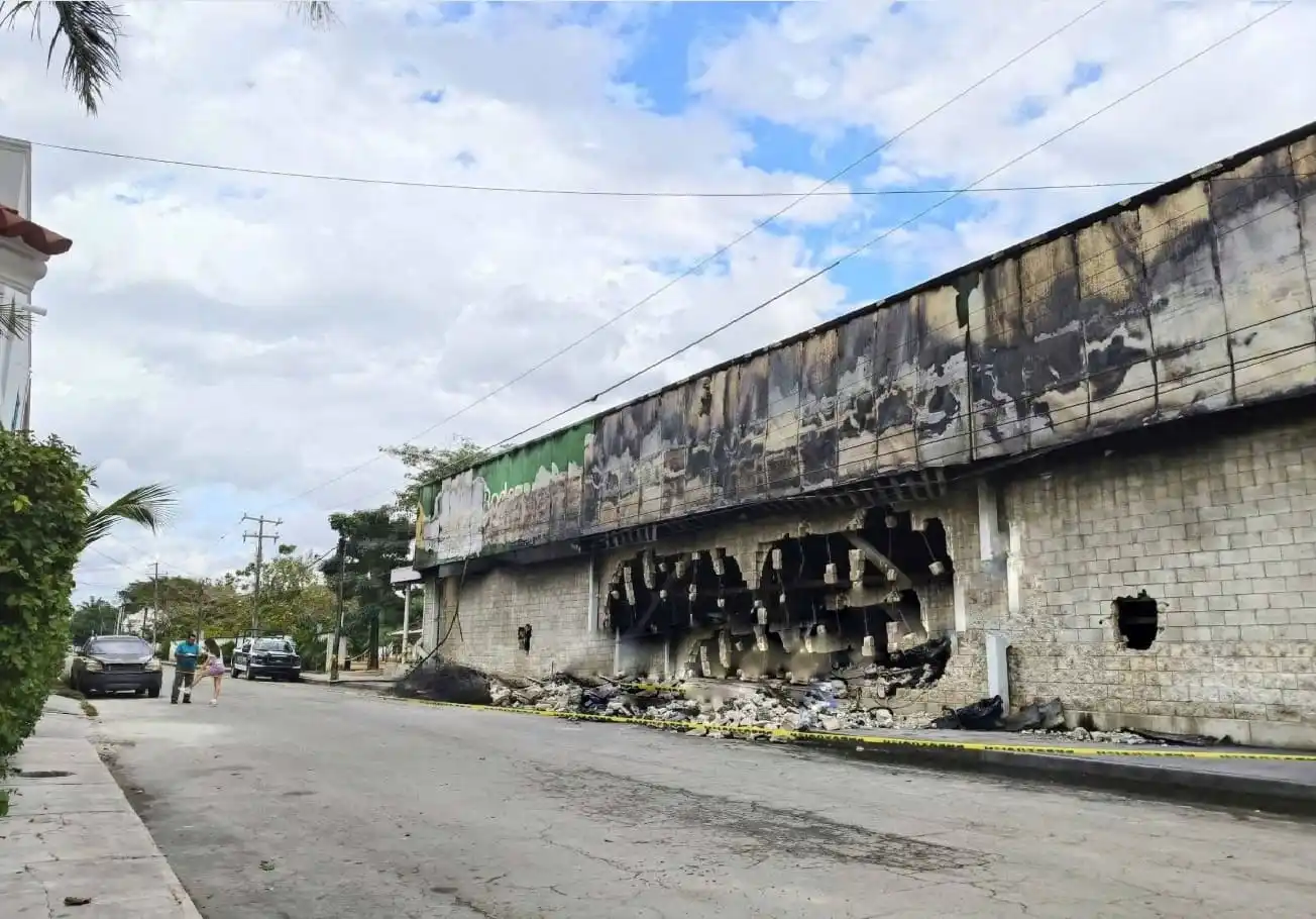 Cozumel Bodega Aurrera reconstruirá después de que un devastador incendio arrasara el 80 por ciento del edificio
